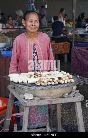 VIENTIANE, LAOS - 19. Februar 2016: Alte Frau verkaufen gegrillte Bananen auf einem Markt am 19. Februar 2016 in Vientiane, Laos, Asi Stockfoto