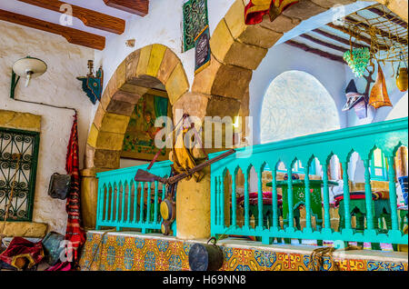 Die Terrasse des großen arabischen Restaurants in Medina Stockfoto