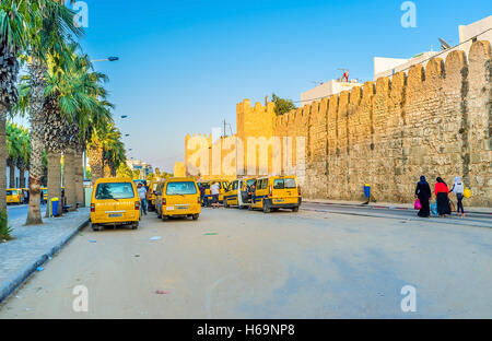 Die lauten und überfüllten Kleinbusse halten neben Medina Wände Stockfoto