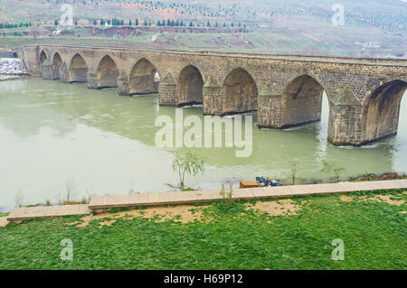 Dicle-Brücke über den Tigris-Fluss war die erste islamische Brücke in Anatolien, Diyarbakir, Türkei. Stockfoto