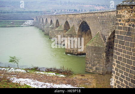 Die alten Dicle-Brücke über den Tigris-Fluss ist das Wahrzeichen von Diyarbakir, Türkei. Stockfoto