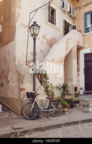 Lipari, Äolischen Inseln/Italien – 16. September 2016. Fahrrad lag auf einem Lichtmast in einer Straße von lipari Stockfoto