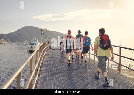 Lipari, Äolischen Inseln/Italien – 16. September 2016. Touristen gehen auf die Fähre zu den Äolischen Inseln bewegen. Stockfoto