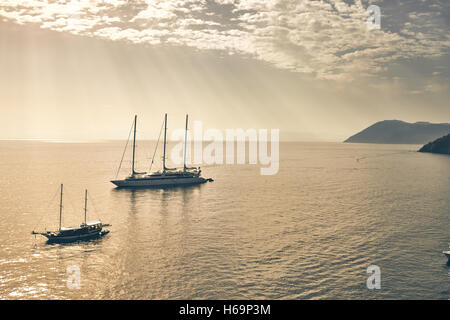 Lipari, Äolischen Inseln/Italien – 16. September 2016. Segelboot bei Sonnenuntergang in Lipari Stockfoto