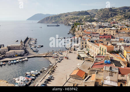 Lipari, Äolischen Inseln/Italien – 16. September 2016. Blick auf den Hafen von Lipari aus und Teil der Stadt. Stockfoto