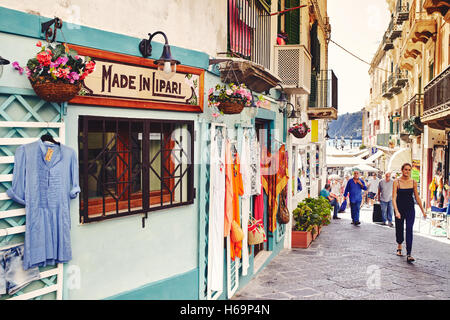 Lipari, Äolischen Inseln/Italien – 16. September 2016. Lipari Boutiquen und Passanten auf der Straße. Stockfoto