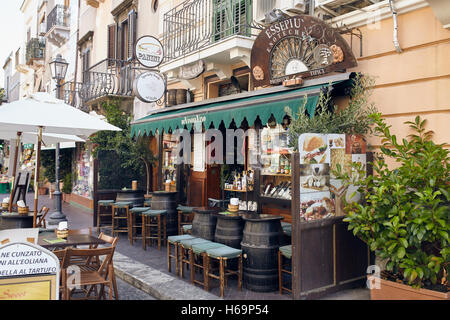 Lipari, Äolischen Inseln/Italien – 16. September 2016. Enoteca in Lipari Insel "di Vino in Vino" Stockfoto