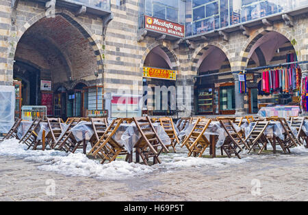 Die Tische und Stühle von der Terrasse im Innenhof des ehemaligen Hasan Pascha Inn sind mit Schnee bedeckt. Stockfoto