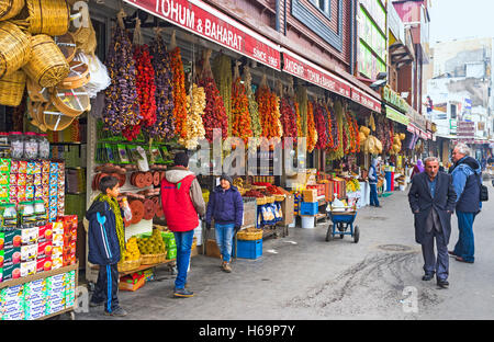 Die bunten Saiten von getrocknetem Gemüse, vor allem Auberginen und rote Paprika zusammen mit Okra oder Damen Finger auf dem Gewürzmarkt Stockfoto