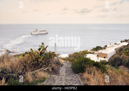 Stromboli, Äolischen Inseln/Italien – 19. September 2016. Straße in Ginostra mit Blick aufs Meer und eine Fähre auf Hintergrund Stockfoto