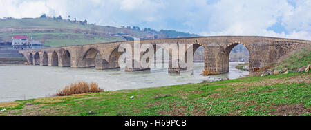 Panorama der Dicle-Brücke über den Tigris-Fluss in den regnerischen Tag, Diyarbakir, Türkei. Stockfoto