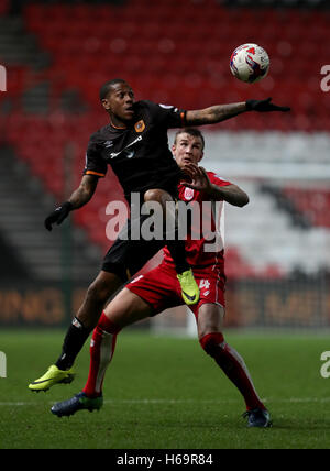 Hull City Abel Hernandez (links) und Bristol City Aden Flint (rechts) kämpfen um den Ball in der Luft während der EFL-Cup Runde von 16 Match bei Ashton Gate, Bristol. Stockfoto