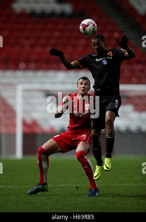 Bristol Stadt Aden Flint (links) und Hull City Abel Hernandez (rechts) kämpfen um den Ball in der Luft während der EFL-Cup Runde von 16 Match bei Ashton Gate, Bristol. Stockfoto