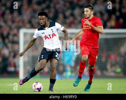 Tottenham Hotspurs Joshua Onomah (links) und Liverpools Marko Grujic (rechts) kämpfen um den Ball während des EFL-Cup Runde 16 Match an der Anfield Road, Liverpool. Stockfoto