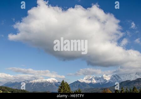 Die Gebirgskette Karwendel, Karwendel, auch einfach genannt gehört zu den nördlichen Kalkalpen und liegt größtenteils auf Tiroler Gebiet, Stockfoto