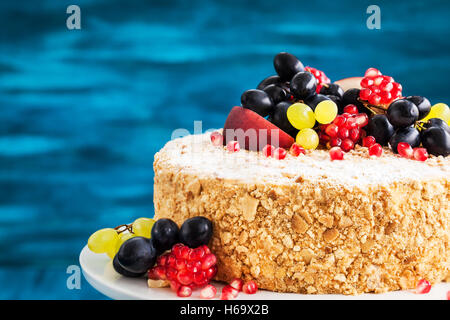 Köstliche hausgemachte Honigkuchen, dekoriert mit frischen Früchten und Beeren Stockfoto