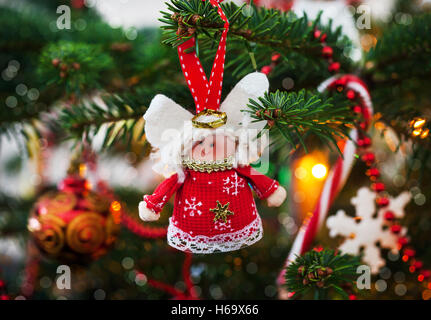 Dekorative Weihnachtsengel auf festliche Weihnachten Baum und Kranz Hintergrund Stockfoto
