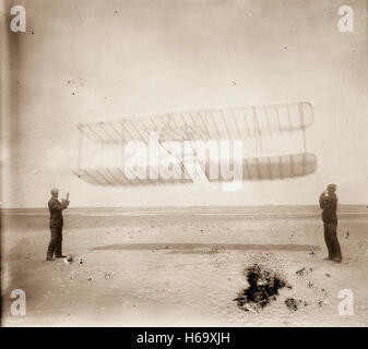 1901-Segelflugzeug geflogen als einen Drachen, Wilbur Wright auf linken Seite, Orville Wright auf der rechten Seite; Kitty Hawk, North Carolina. Stockfoto