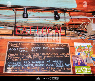 Menü Zeichen an Tafel bei Quirky melden bei Lippfische Bar & Grill. Eine große, lokale, authentische Platz für Fische in Florida Keys Stockfoto