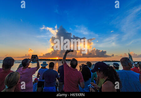 Verrückt, fröhliche Sonnenuntergang Feier Szene nächtlichen am Mallory Square in Key West. Besucher sammeln bei Sonnenuntergang zu fotografieren, sundown.r Stockfoto