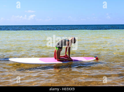 Yoga am Stand up Paddle Board, lehrte an der Bahia Honda State Park entlang der Florida Keys durch Gelassenheit Eco Therapie. Stockfoto