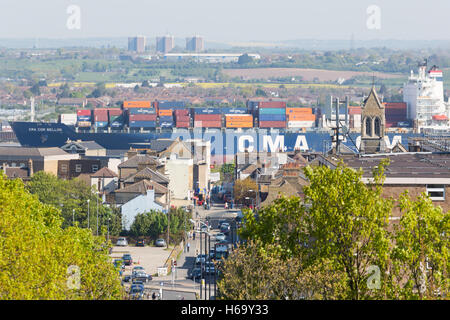 Containerschiff übergibt Gravesend, Kent Stockfoto