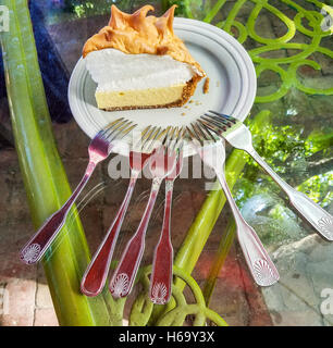 Graben in authentischen Key Lime Pie zum Frühstück im Café Blue Heaven in Key West. Stockfoto