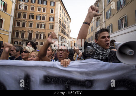 Rom, Italien. 25. Oktober 2016. Manifestation der 5 Sterne-Bewegung (m5s) zur Unterstützung der Rechnung, die Gehälter der Abgeordneten zu halbieren. © Andrea Ronchini/Pacific Press/Alamy Live-Nachrichten Stockfoto