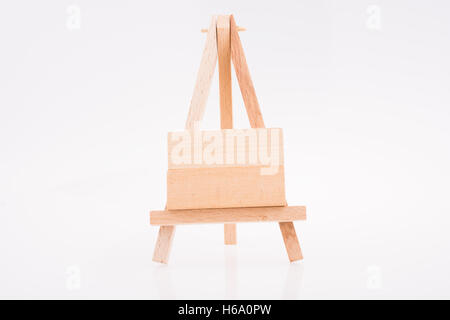 Bausteine setzen auf Stativ für die Malerei auf weißem Hintergrund Stockfoto