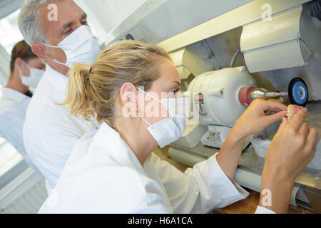 falsche Zähne Polieren Stockfoto