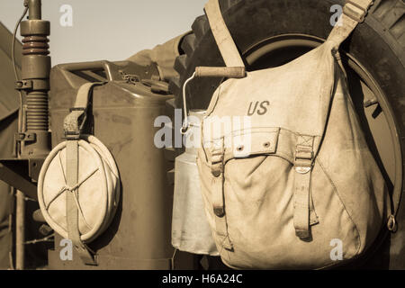 US-Militär Tasche und Benzin Kanister auf einer Jeep-Modeausstellung  Stockfotografie - Alamy
