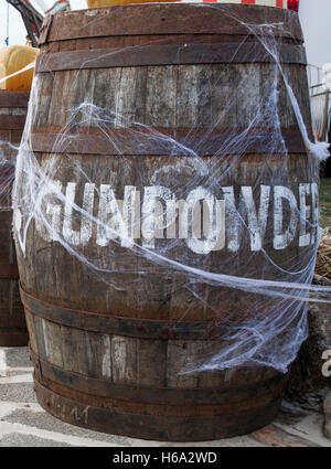 Barrels of Gunpowder; Gun Powder, lettered and stenciled Whisky Barrel in Southport, Merseyside UK. Spuk-Fest Halbzeitveranstaltungen der Halloween-Woche. Stockfoto