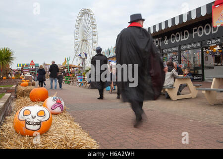 Southport, Merseyside, UK. 2. November 2014. Malte Kürbis Gesichter auf die Schuhe am Happy Halloween Veranstaltung Pleasureland. Der letzte Tag der Eröffnung für die 2014 Saison sah eine Vielzahl von Zeichen Malerei Malerei Kürbisse, Kürbis, Kürbis, Kürbis, Kürbis, Kürbisse, aus Holz geschnitzte Kürbisse, lackiert Kürbis Kürbis Gesichter, Menschen auf der Anzeige. Stockfoto