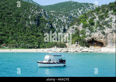 Cala Luna, Italien - 28. Juni 2013: Höhlen von Cala Luna, einem Strand in der Bucht von Orosei auf Sardinien, Italien. Stockfoto