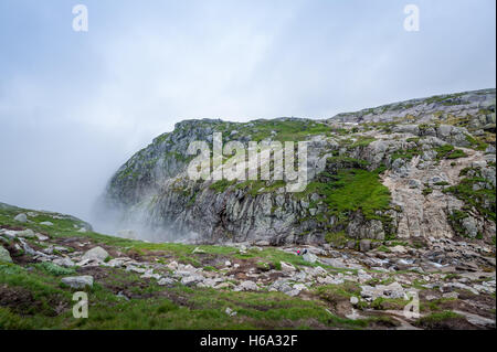 Touristen in die malerische Landschaft des Kjerag Wanderweg. Stockfoto