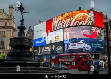 Piccadilly Circus einer belebten Treffpunkt und eine Touristenattraktion in seinem eigenen Recht. Der Zirkus ist besonders bekannt für seine video Display und Neon Schilder montiert auf das Eckgebäude auf der Nordseite und der Shaftesbury-Gedenkbrunnen sowie Statue, die im Volksmund, ist aber fälschlicherweise angenommen, dass der Eros Stockfoto