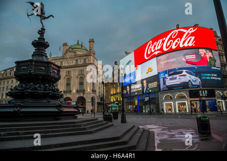 Piccadilly Circus einer belebten Treffpunkt und eine Touristenattraktion in seinem eigenen Recht. Der Zirkus ist besonders bekannt für seine video Display und Neon Schilder montiert auf das Eckgebäude auf der Nordseite und der Shaftesbury-Gedenkbrunnen sowie Statue, die im Volksmund, ist aber fälschlicherweise angenommen, dass der Eros Stockfoto