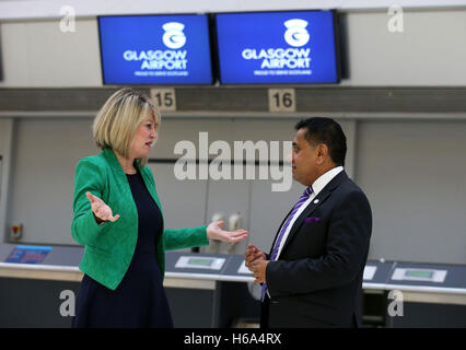 Luftfahrt Minister Herrn Ahmad bei einem Besuch in Glasgow Flughafen wo er traf die AirportÕs Chief Executive Amanda McMillan (links) und erläutert die Vorteile der Erweiterung kündigte gestern des Flughafens Heathrow mit dem geplanten Bau einer dritten Start-und Landebahn. Stockfoto