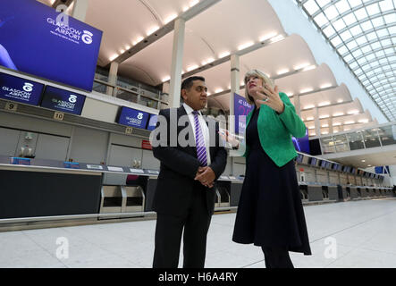 Luftfahrt Minister Herrn Ahmad bei einem Besuch in Glasgow Flughafen wo er traf die AirportÃ•s Chief Executive Amanda McMillan (rechts) und erläutert die Vorteile der Erweiterung kündigte gestern des Flughafens Heathrow mit dem geplanten Bau einer dritten Start-und Landebahn. Stockfoto