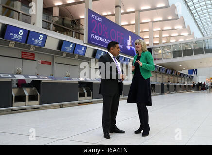 Luftfahrt Minister Herrn Ahmad bei einem Besuch in Glasgow Flughafen wo er traf die AirportÃ•s Chief Executive Amanda McMillan (rechts) und erläutert die Vorteile der Erweiterung kündigte gestern des Flughafens Heathrow mit dem geplanten Bau einer dritten Start-und Landebahn. Stockfoto