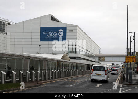 Gesamtansicht der Glasgow Flughafen, der von Luftfahrt Minister Herrn Ahmad besucht wurde, wo er traf die AirportÃ•s Chief Executive Amanda McMillan (rechts) und erläutert die Vorteile der Erweiterung angekündigt, gestern des Flughafens Heathrow mit dem geplanten Bau einer dritten Start-und Landebahn. Stockfoto