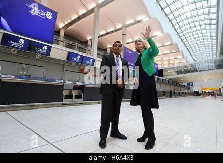 Luftfahrt Minister Herrn Ahmad bei einem Besuch in Glasgow Flughafen wo er traf die AirportÕs Chief Executive Amanda McMillan (rechts) und erläutert die Vorteile der Erweiterung kündigte gestern des Flughafens Heathrow mit dem geplanten Bau einer dritten Start-und Landebahn. Stockfoto