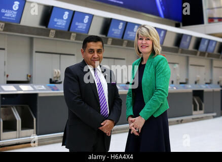 Luftfahrtminister Lord Ahmad traf sich bei einem Besuch am Flughafen Glasgow mit der Chefinduschef des Flughafens Amanda McMillan (rechts) und erläuterte die Vorteile der gestern angekündigten Erweiterung des Flughafens Heathrow mit dem geplanten Bau einer dritten Start- und Landebahn. Stockfoto