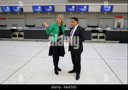 Luftfahrt Minister Herrn Ahmad bei einem Besuch in Glasgow Flughafen wo er traf die AirportÕs Chief Executive Amanda McMillan (links) und erläutert die Vorteile der Erweiterung kündigte gestern des Flughafens Heathrow mit dem geplanten Bau einer dritten Start-und Landebahn. Stockfoto