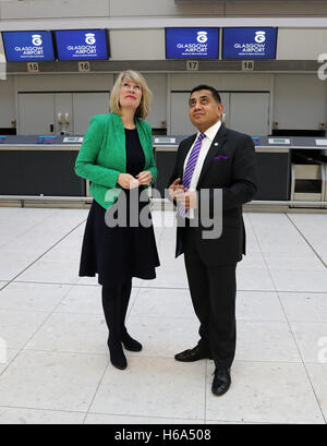 Luftfahrt Minister Herrn Ahmad bei einem Besuch in Glasgow Flughafen wo er traf die AirportÕs Chief Executive Amanda McMillan (links) und erläutert die Vorteile der Erweiterung kündigte gestern des Flughafens Heathrow mit dem geplanten Bau einer dritten Start-und Landebahn. Stockfoto