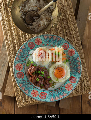 Tapsilog. Philippinische Frühstücksgericht mit Rindfleisch, Ei und gebratenen Reis. Philippinen Essen Stockfoto