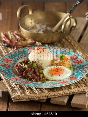 Tapsilog. Philippinische Frühstücksgericht mit Rindfleisch, Ei und gebratenen Reis. Philippinen Essen Stockfoto