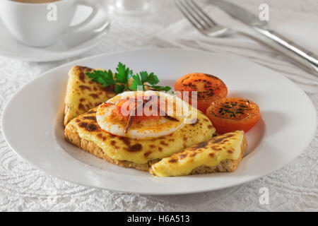 Buck Rarebit. Gegrillter Käse auf Toast mit einem pochierten Ei Richtfest. Stockfoto