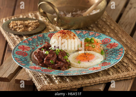 Tapsilog. Philippinische Frühstücksgericht mit Rindfleisch, Ei und gebratenen Reis. Philippinen Essen Stockfoto