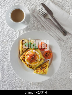 Buck Rarebit. Gegrillter Käse auf Toast mit einem pochierten Ei Richtfest. Stockfoto